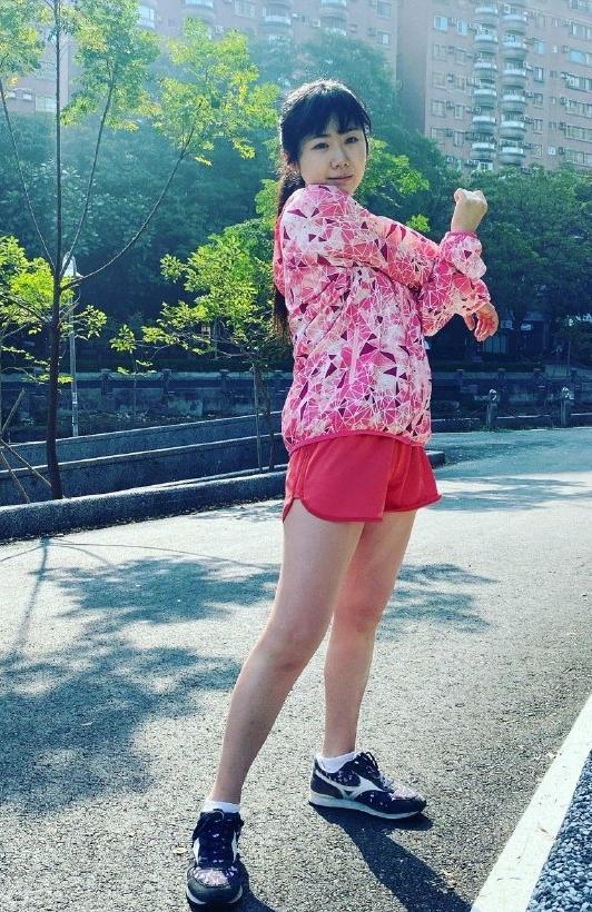 31岁福原爱与老公晨跑秀细腿二宝妈少女感不减反增可爱如初