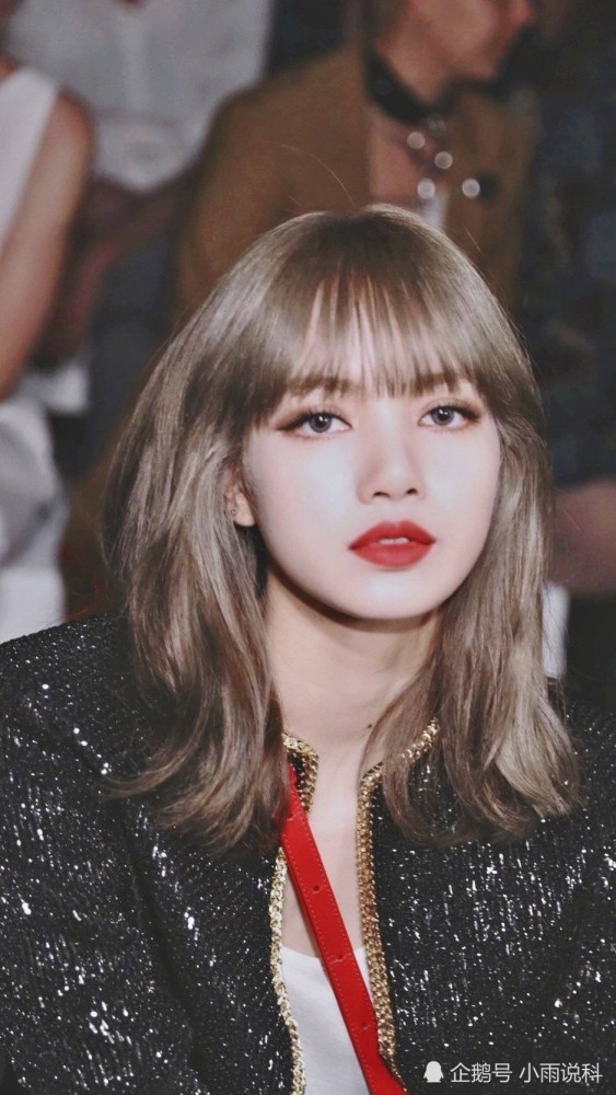 lisa解锁nylon1月刊封面,蓝色眼影演绎绝美面容,动图美艳