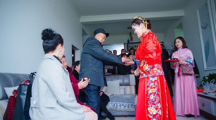 結婚敬茶,新娘嫌改口費太少而撒潑,反被新郎送回孃家:你不值這錢_騰訊