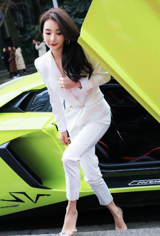 天王嫂方媛拍大片尽显贵妇范儿宫廷风深v长裙秀好身材性感冷艳