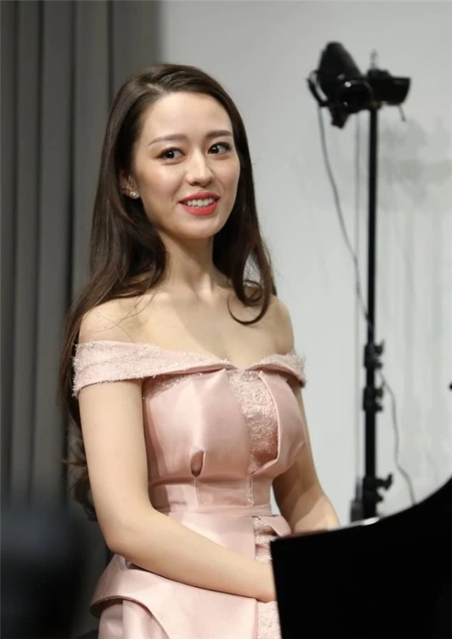 郎朗老婆吉娜露肩连衣裙现身活动宛如仙女下凡