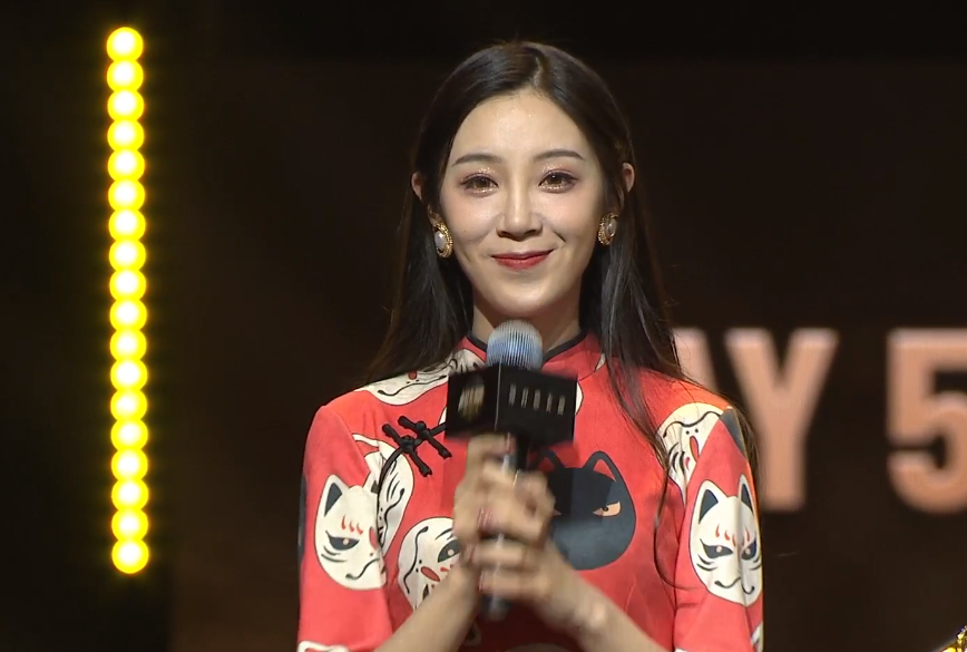 虎牙天命杯美女解说首秀亮相,赛后道歉让人心疼,黑粉过分了