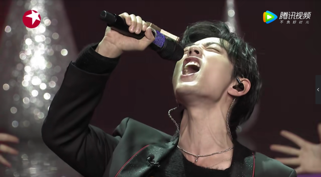 肖战演唱《呐喊》大飙高音,拼命到脖子青筋都冒出来了!眼神杀太a