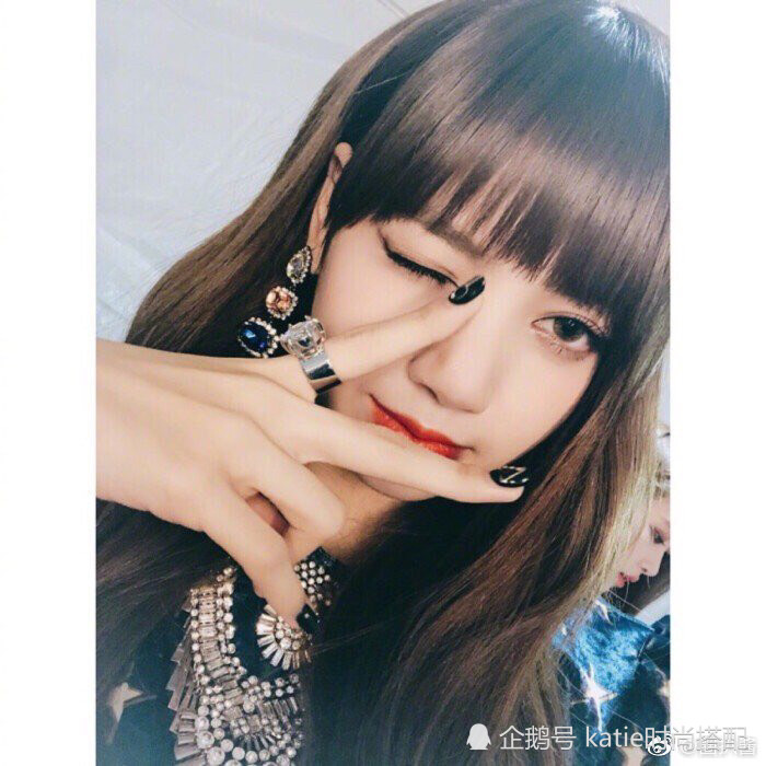 Lisa蓝色眼影超级美 人间芭比 名不虚传 腾讯新闻