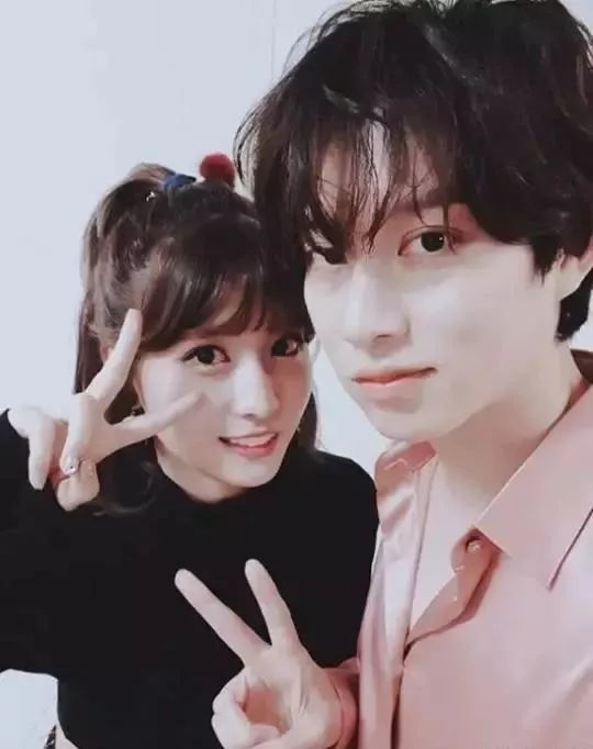 金希澈出道15年首次公开恋情女友还被评为95后爱豆中最懂穿的人