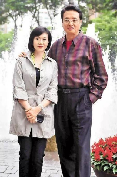 71岁秦祥林参加活动,小16岁老婆全程陪同,夫妻俩依偎搂肩好甜蜜