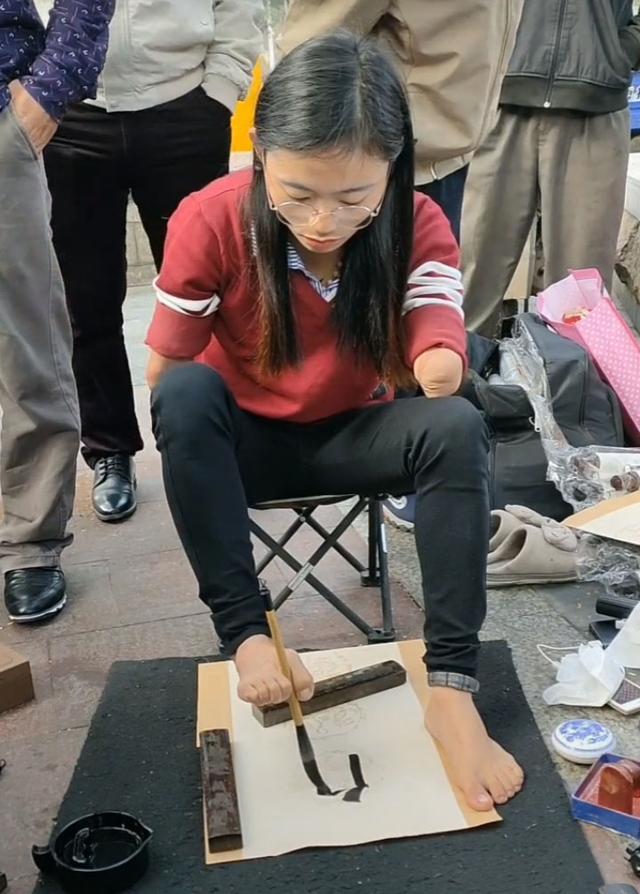 网友:有一种书法叫詹小敏,其书法是一种震撼力,更是自强自信