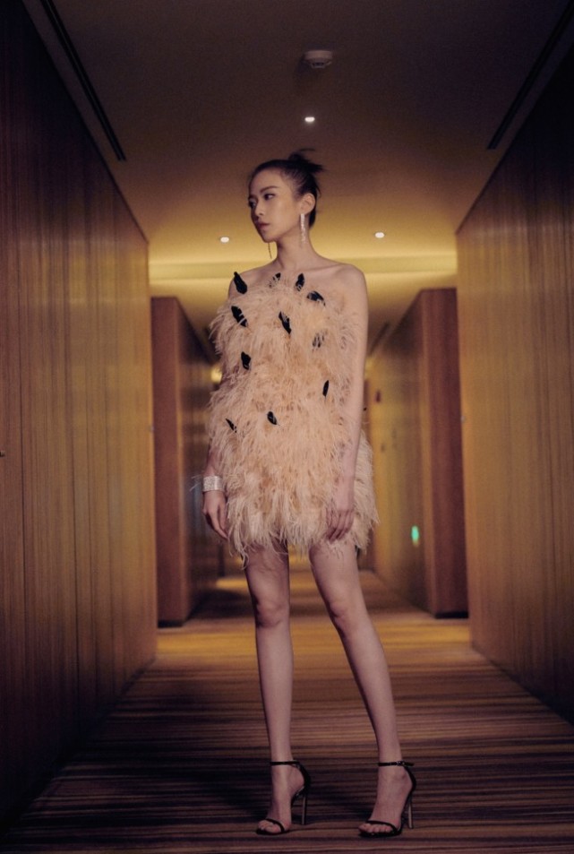 这一张的刘美彤小姐姐身上穿了一件毛绒风格的短裙,短裙的样式把她的