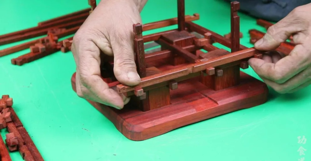 造出鲁班凳,惊艳千万国外网友,这个大爷堪比家具界"李子柒"