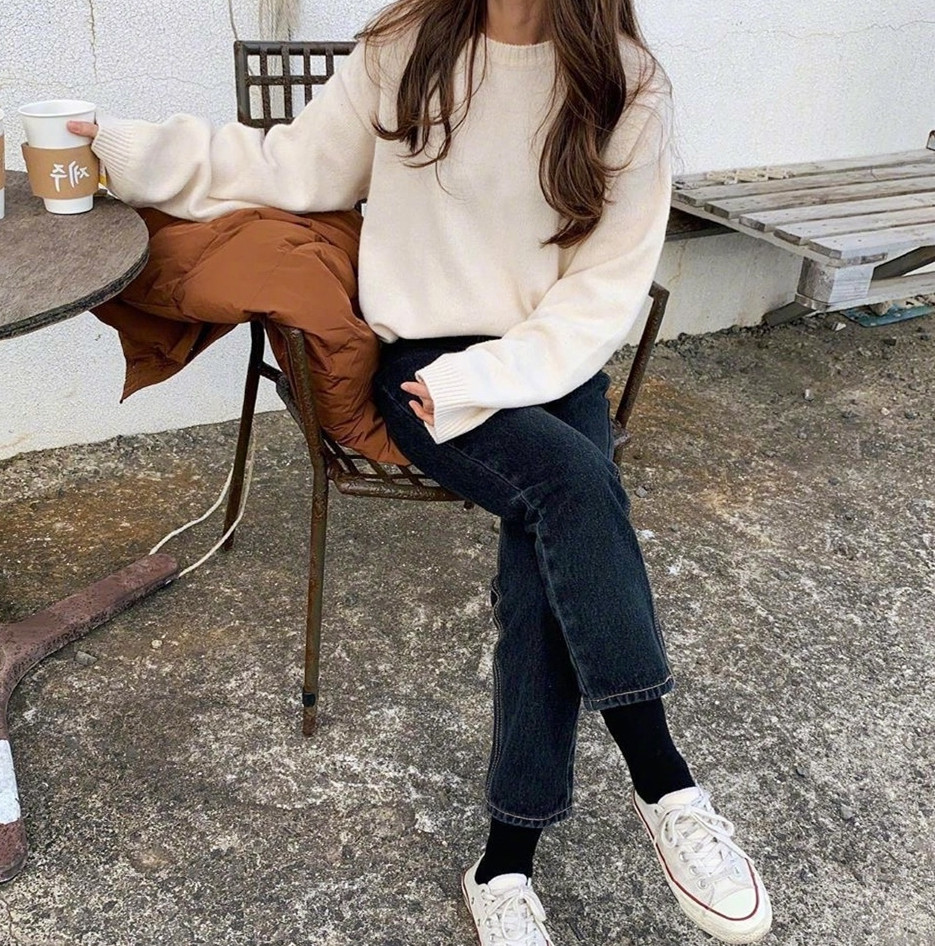 经典不过时的牛仔裤与减龄款帆布鞋很配让人眼前一亮