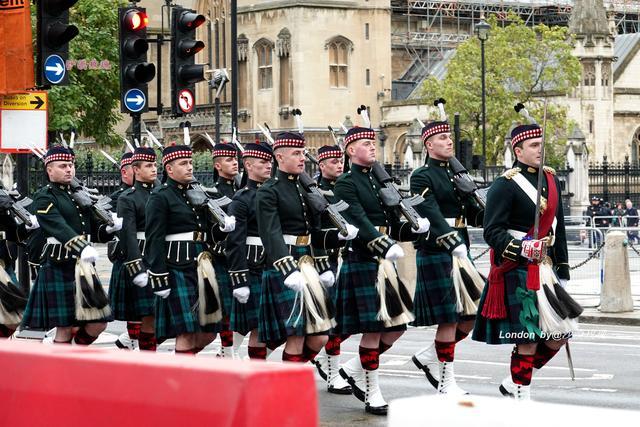 包括军乐团,海军等,甚至还有身着裙子的苏格兰军团.