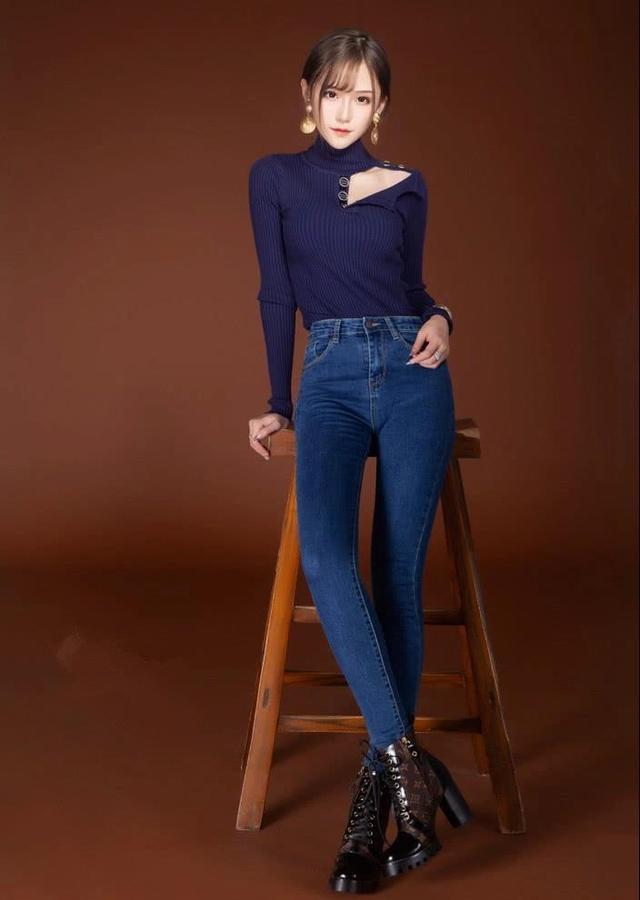 腐团儿换上私服,穿紧身牛仔裤,因"漫画腿"太细,竟成透光丝袜