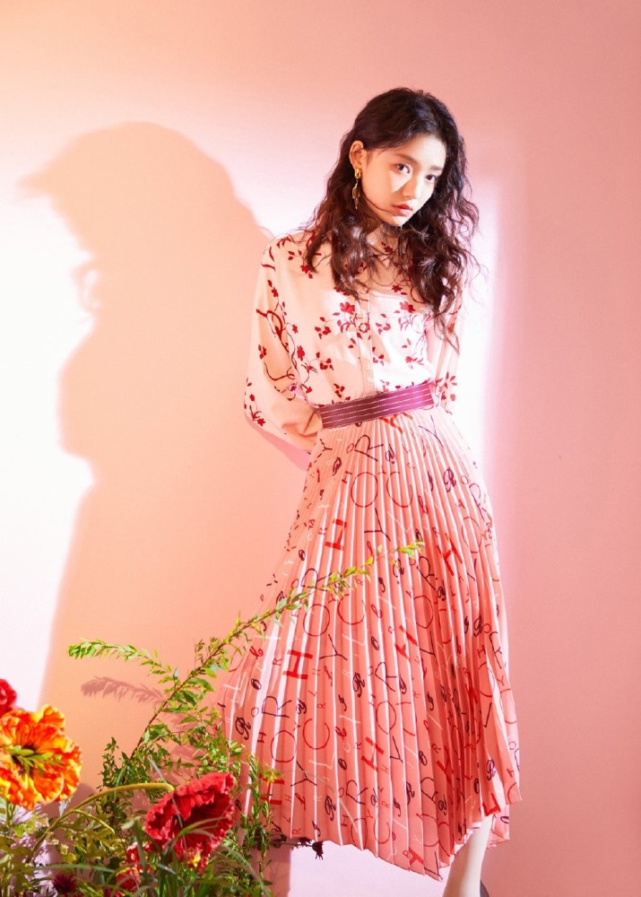 18岁成"星女郎"迅速大红,今穿4万7的露肩印花裙,美得高调