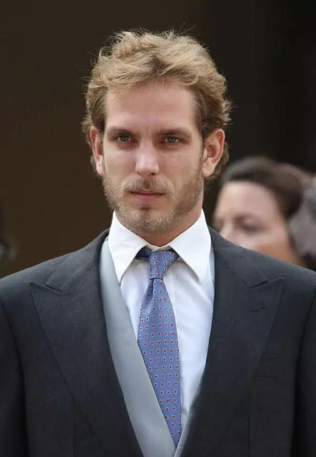 比起哥哥一家的放飞,弟弟皮埃尔王子就显得比较低调.