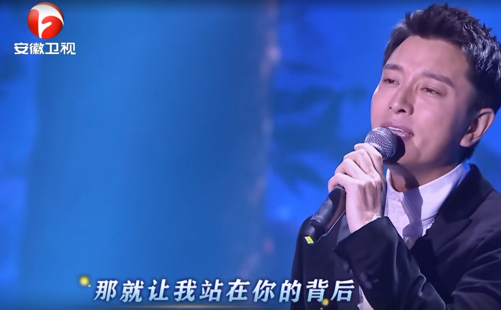 贾乃亮现身国剧盛典,一脸沧桑超憔悴,想念两年前的那个他
