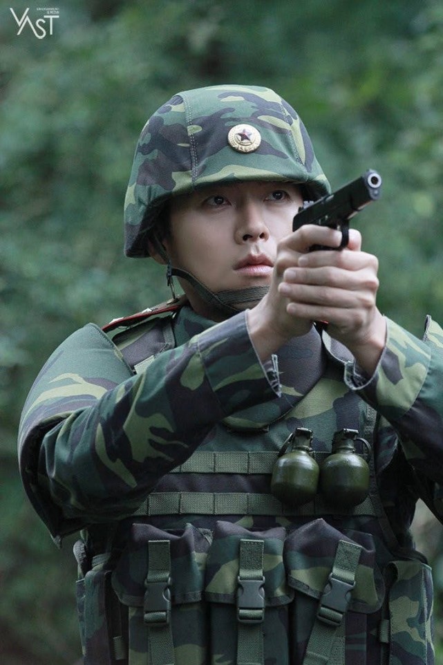 《爱的迫降》玄彬帅气花絮照公开!来围观大尉的军服英姿吧_腾讯新闻