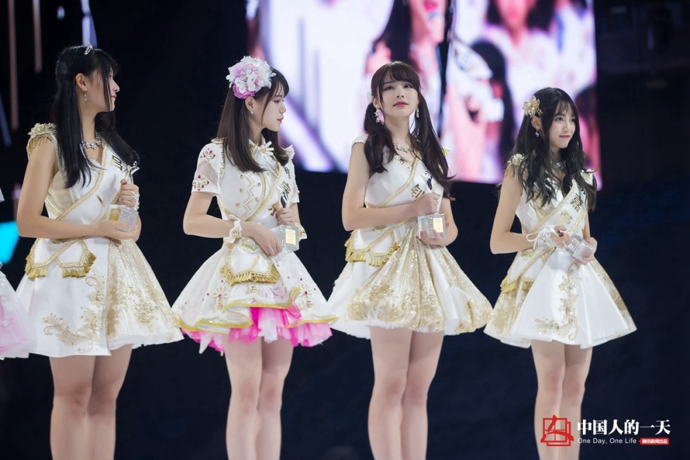 从眼镜少女到snh48女团队长:她三次高考进大学,疯狂男粉追着围堵_腾讯