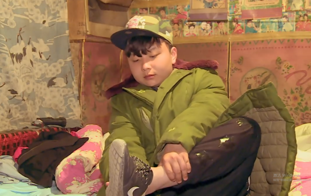 杨奥是这期《变形计》的城市主人公,打小就没有吃过苦头的杨奥跟在