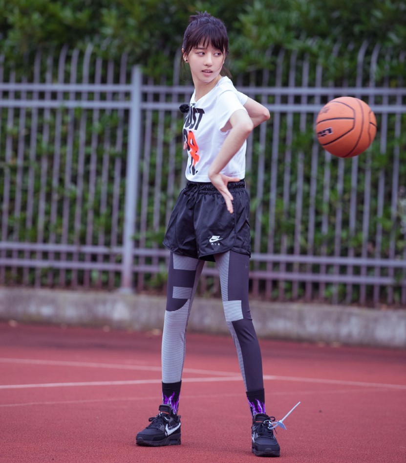 《海上牧云记》她演苏语凝,穿黑色短款上衣,搭配碎