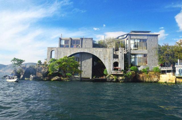 所以杨丽萍别墅中排出的污染物严重破坏了洱海的生态环境,所以当地