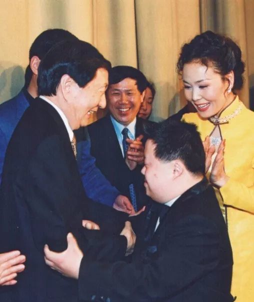 还记得那位天才指挥家"舟舟"么?做人父母有多难?