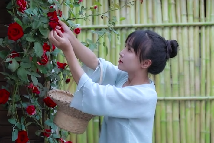 李子柒直播做纯手工口红看到她加进去的食材网友还说不是大户人家