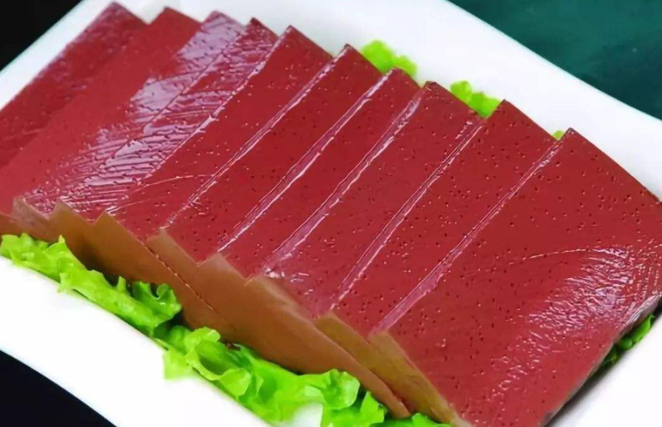 鸭血吃火锅的时候很多人都爱点鸭血,因为鸭血有补血解毒的功效,味道也