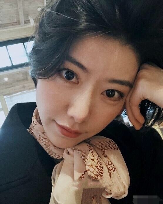 李亚鹏女友罕见晒自拍面容清秀却见白发终是比不过50岁王菲