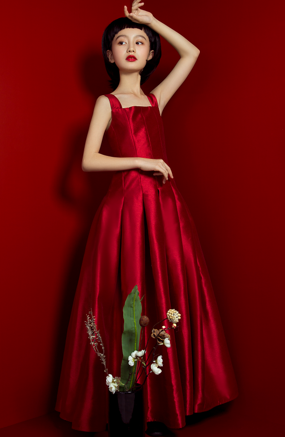 童模裴佳欣,穿"石灰袜"配短裙,小小年纪颜值超出众