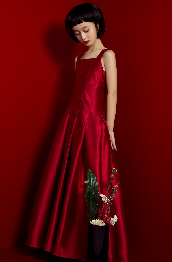 都说童模裴佳欣才9岁,当她穿上红色礼服后,这身姿哪像个小孩?