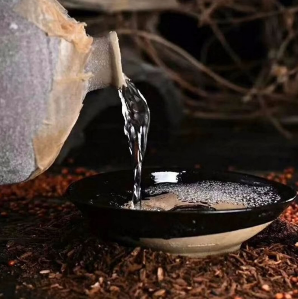 一次有人送他一瓶好酒,他独饮一杯之后,便"醺然径醉"(《与贾耘老》)