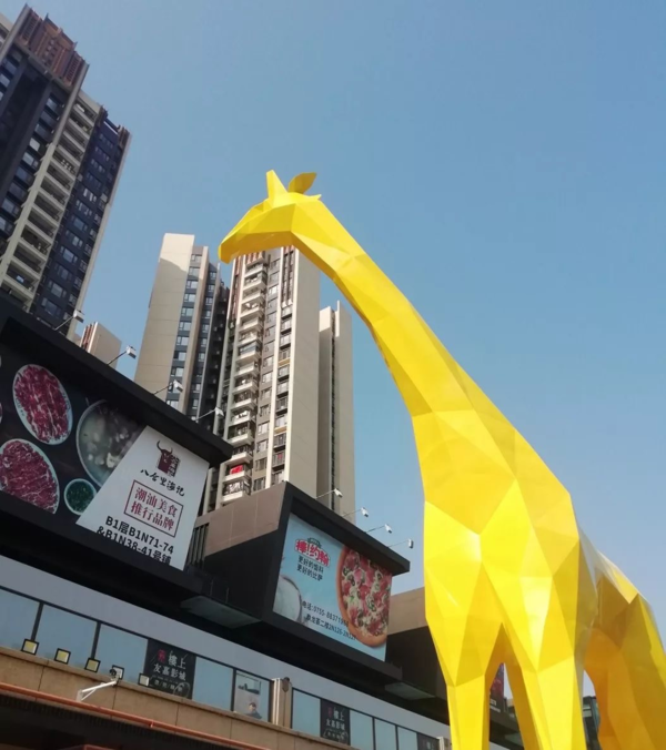 可以很明显的看到"一鹿同行"中长颈鹿的目光是朝着玖龙荟l3层的,这样