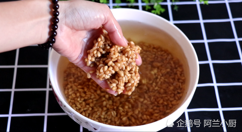 小时候最爱的麦芽糖原来是这样做出来的醇香可口外面买不着