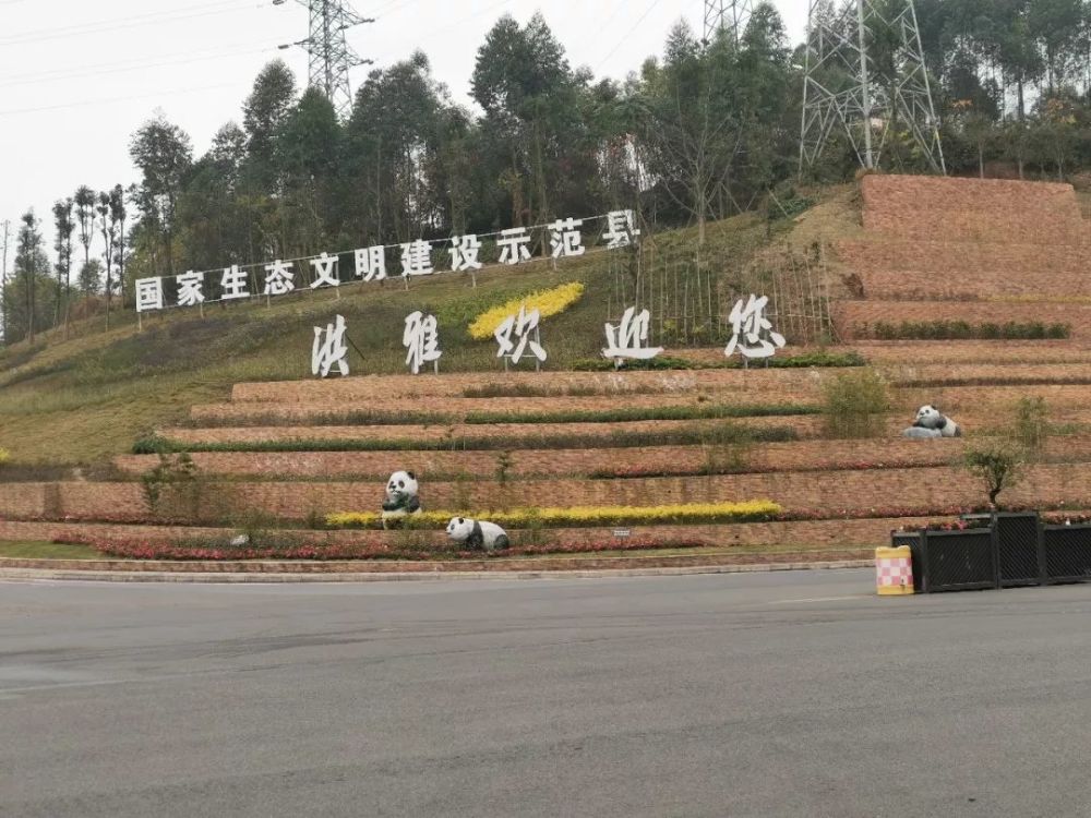 在洪雅县旅游集散中心, 几张景区巨幅宣传海报非常醒目, 让游客一下车