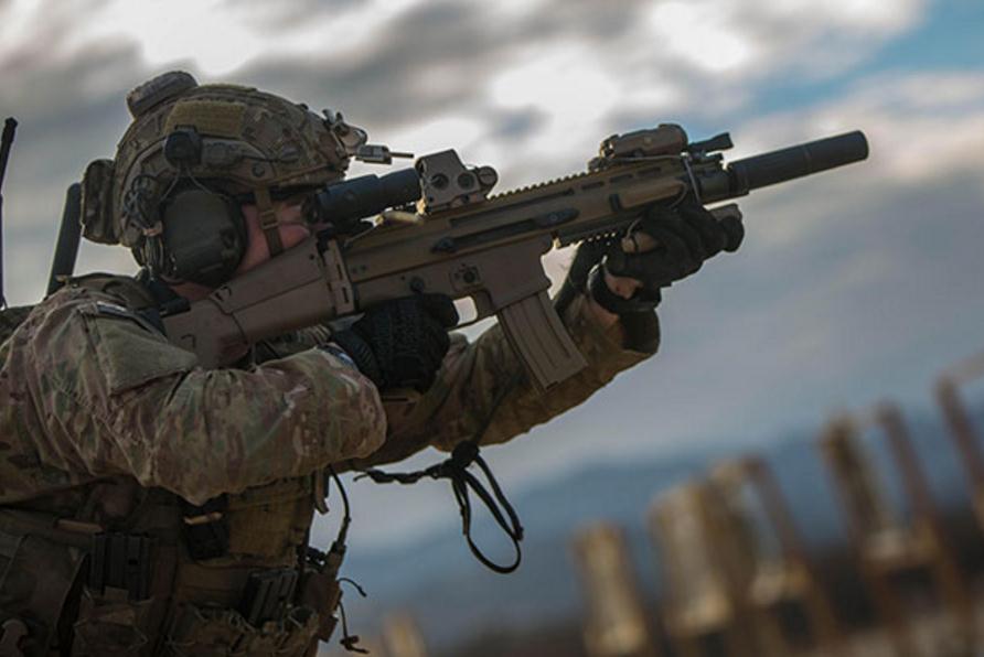 除此之外,训练现场还初选了米尼米mk3 556通用机枪,比利时fn公司的