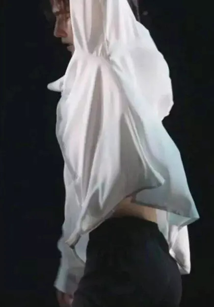 肖战屁股造假裤兜褶皱露出形状被疑用垫臀粉丝炸开锅怒斥造谣