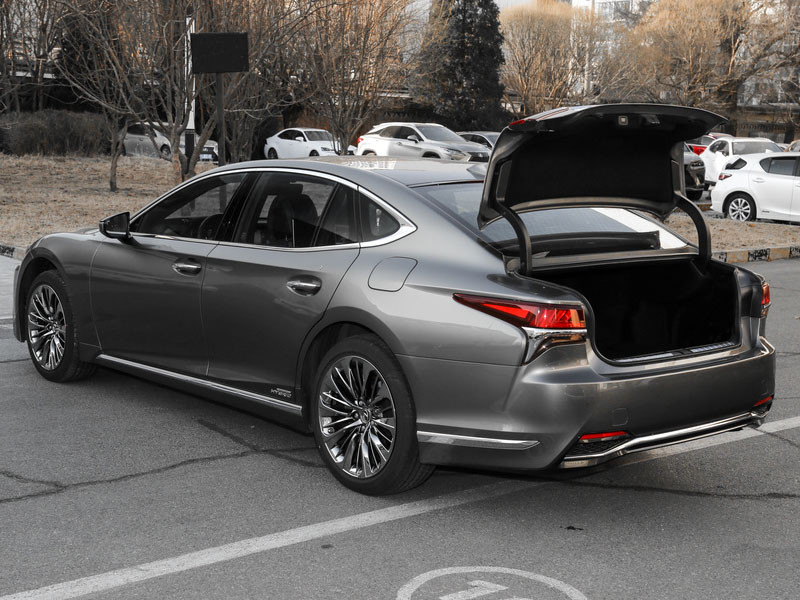 ls搭载8gr-fxs高低功率v6发动机,能爆发出最大功率分别为299马力和316