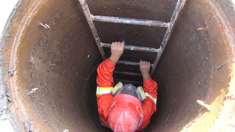 里 危险常伴左右 从事污水管道养护工作的他 干了18个年头 作为队长