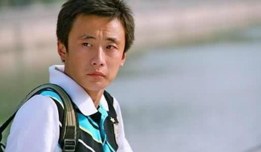 还记得《魔幻手机》的陆小千吗?8年后染白发变潮男,气场十足