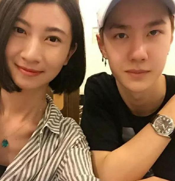 王一博说自己是全家最丑,看到姐弟合照,粉丝:事实太扎心!_腾讯新闻