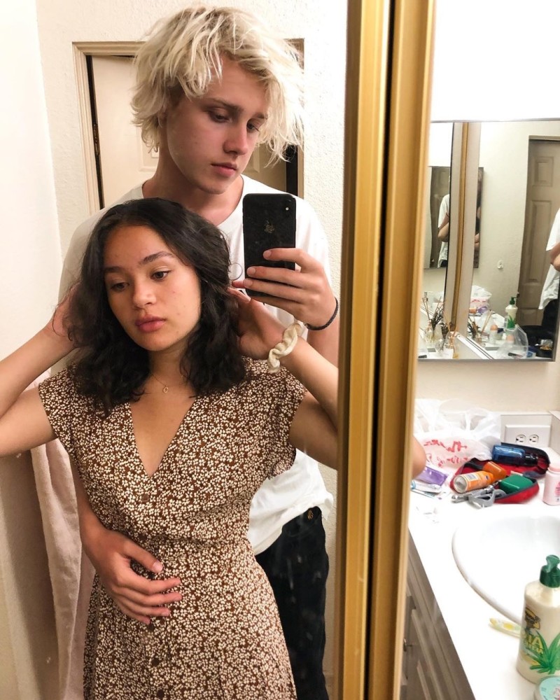 图为卢卡斯与女友