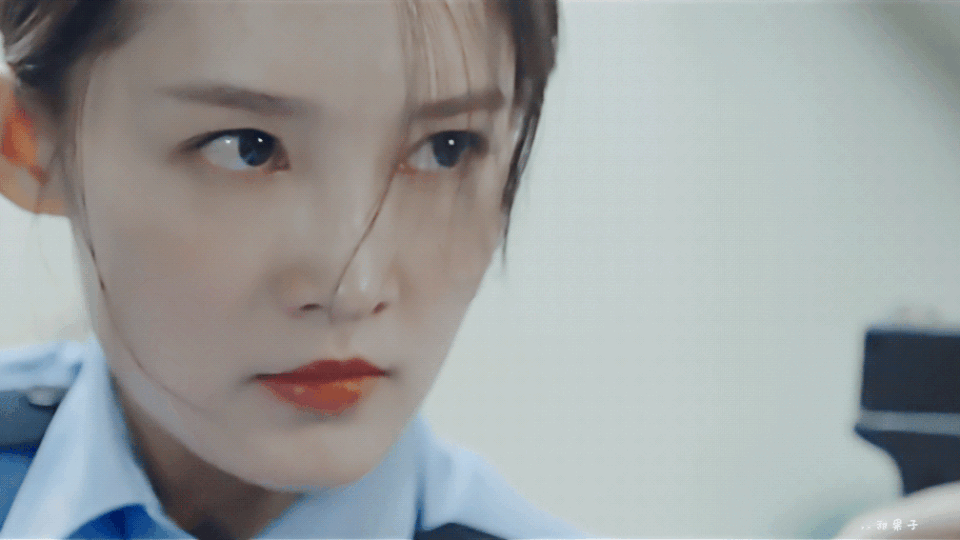 李沁造型突破,穿警服持手枪正义感十足,礼服造型却美如人间尤物