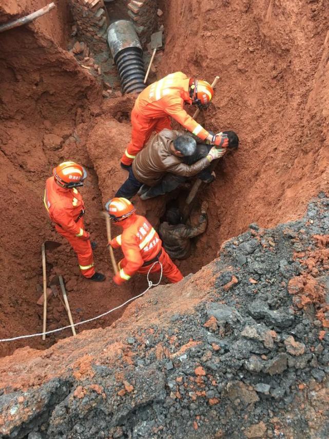 黃建腰部以下被泥漿埋壓,消防員正在救援 消防供圖株洲晚報1月7日