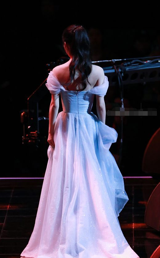 赵丽颖穿蓝色纱裙出席活动扎高马尾的辫子气质翩翩优雅温柔