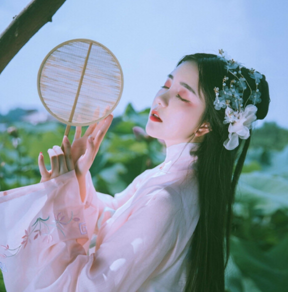 唯美·古风女生头像:所有的失望都原于曾经盲目的期待