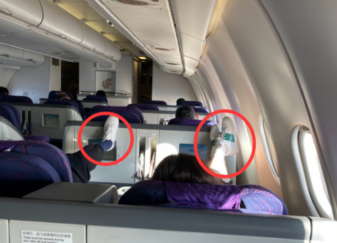 网爆梅婷与助理坐飞机脚踩椅背,网友晒照批没素质,本人凌晨发文回应