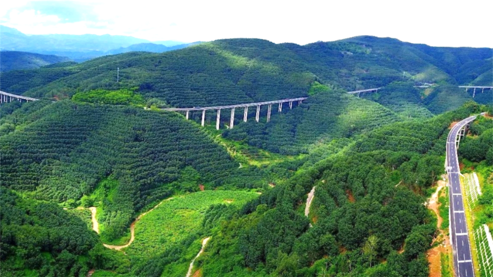 中国首条国际高速公路,长1800公里,横跨3个国家意义非常重大!