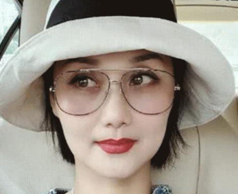 她的扮演者就是李颖,如今的她也已经有52岁了,但是如今她换成短发