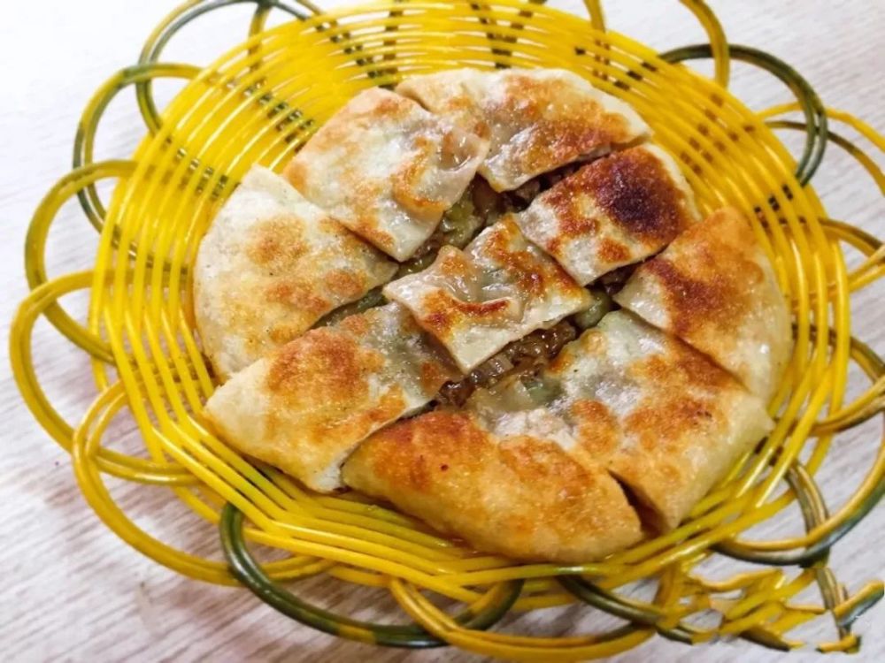 手的就是 特调酱了 简直是整个夹馍的灵魂所在 是一个很小的苍蝇馆子