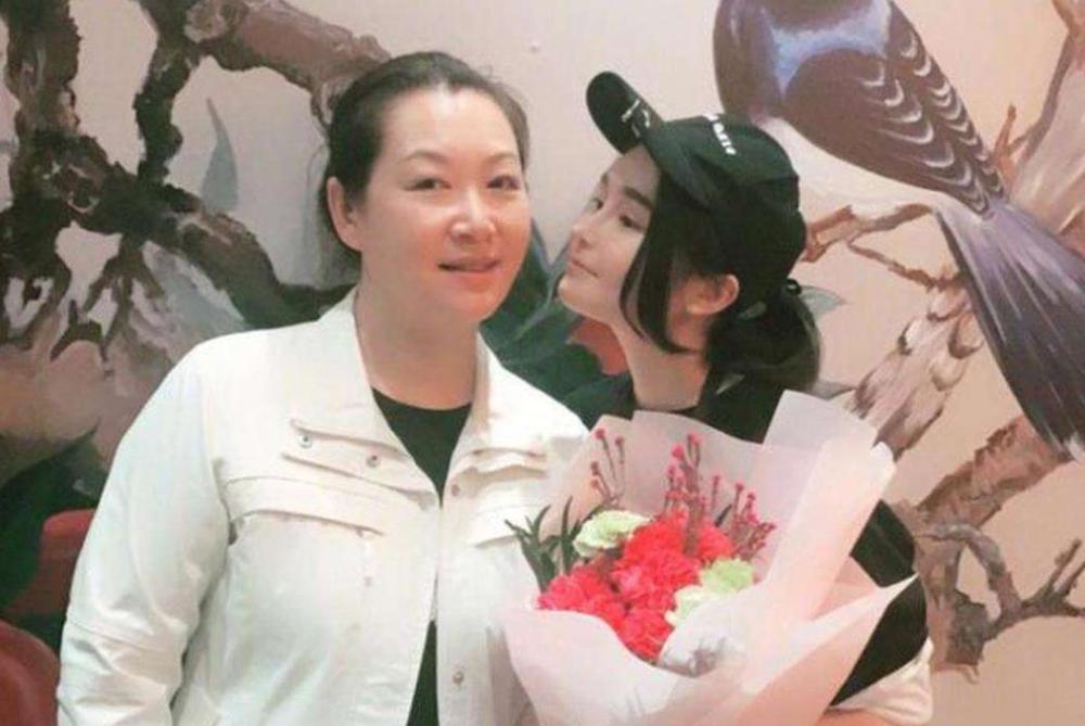 赵本山和前妻葛淑珍在年龄和小的时候就被媒婆介绍结婚,而且当时认识